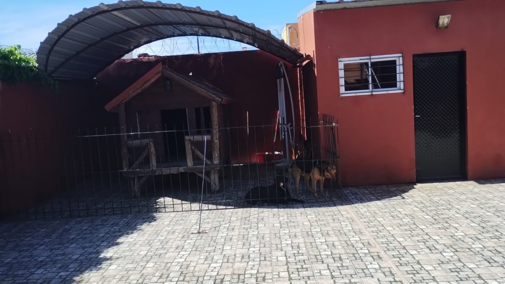 CASA 6 AMBIENTES. COLON AL 9000
