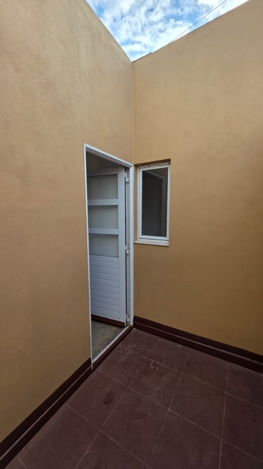 DEPARTAMENTO 1PISO. 2 AMBIENTES CON COCHERA. COLON Y 220