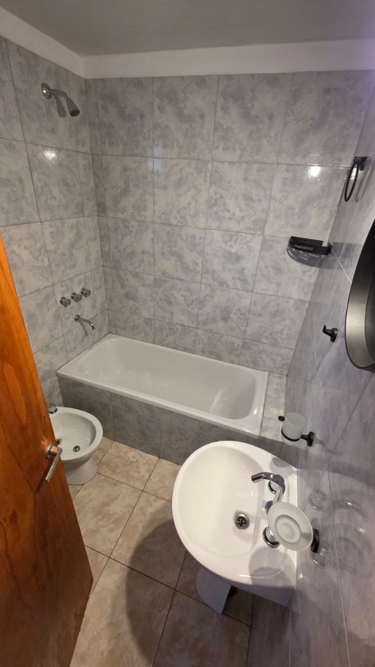DEPARTAMENTO 1PISO. 2 AMBIENTES CON COCHERA. COLON Y 220