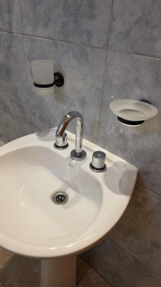 DEPARTAMENTO 1PISO. 2 AMBIENTES CON COCHERA. COLON Y 220