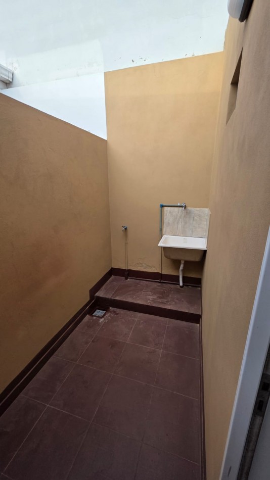DEPARTAMENTO 1PISO. 2 AMBIENTES CON COCHERA. COLON Y 220