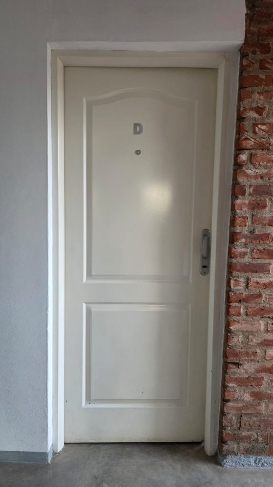 DEPARTAMENTO 1PISO. 2 AMBIENTES CON COCHERA. COLON Y 220