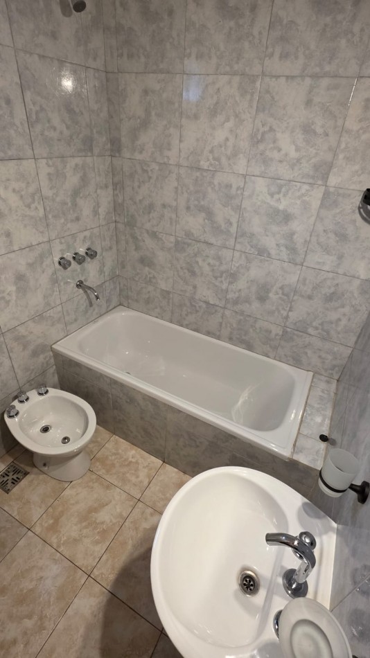 DEPARTAMENTO 1PISO. 2 AMBIENTES CON COCHERA. COLON Y 220
