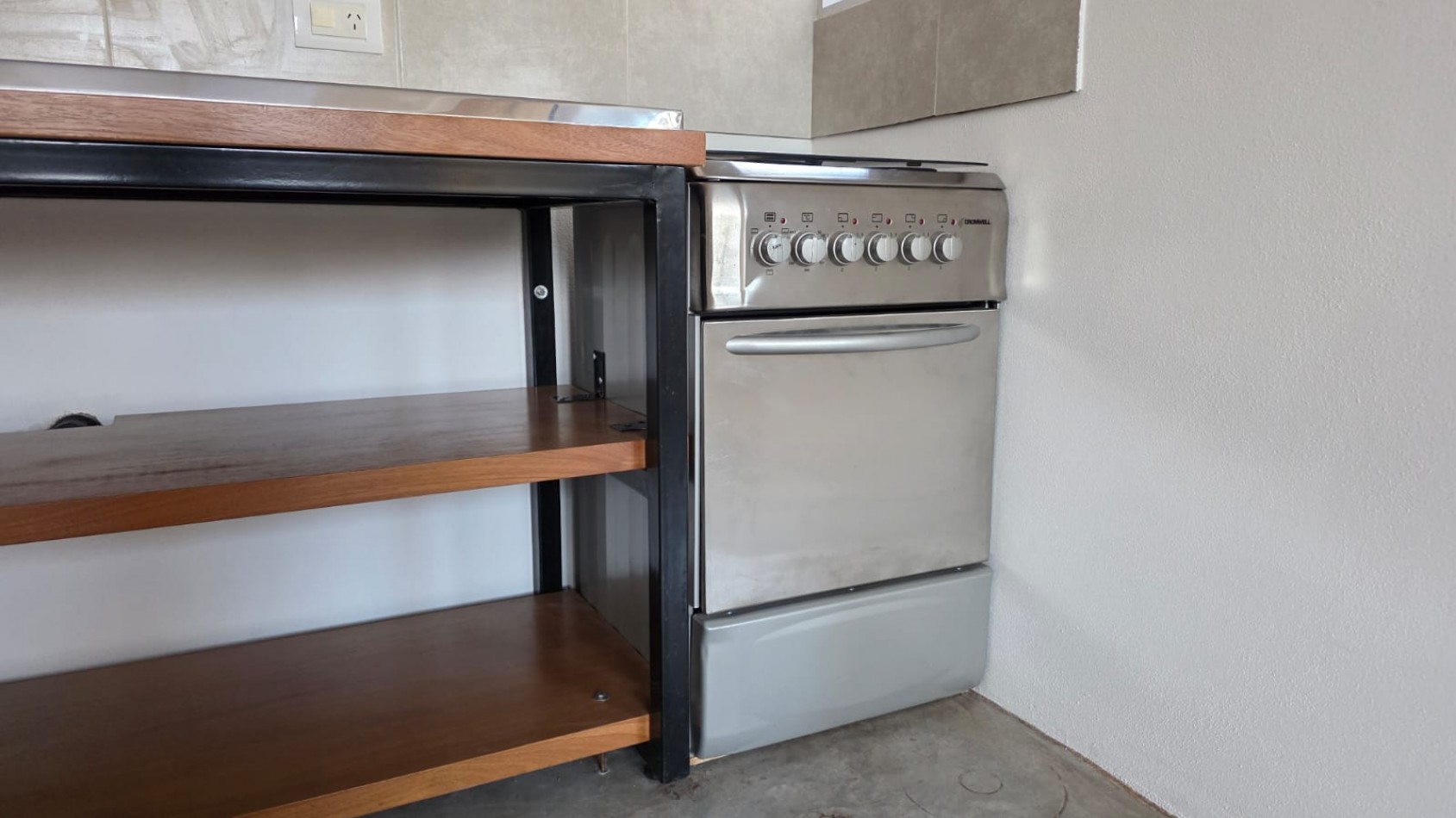DEPARTAMENTO 1PISO. 2 AMBIENTES CON COCHERA. COLON Y 220