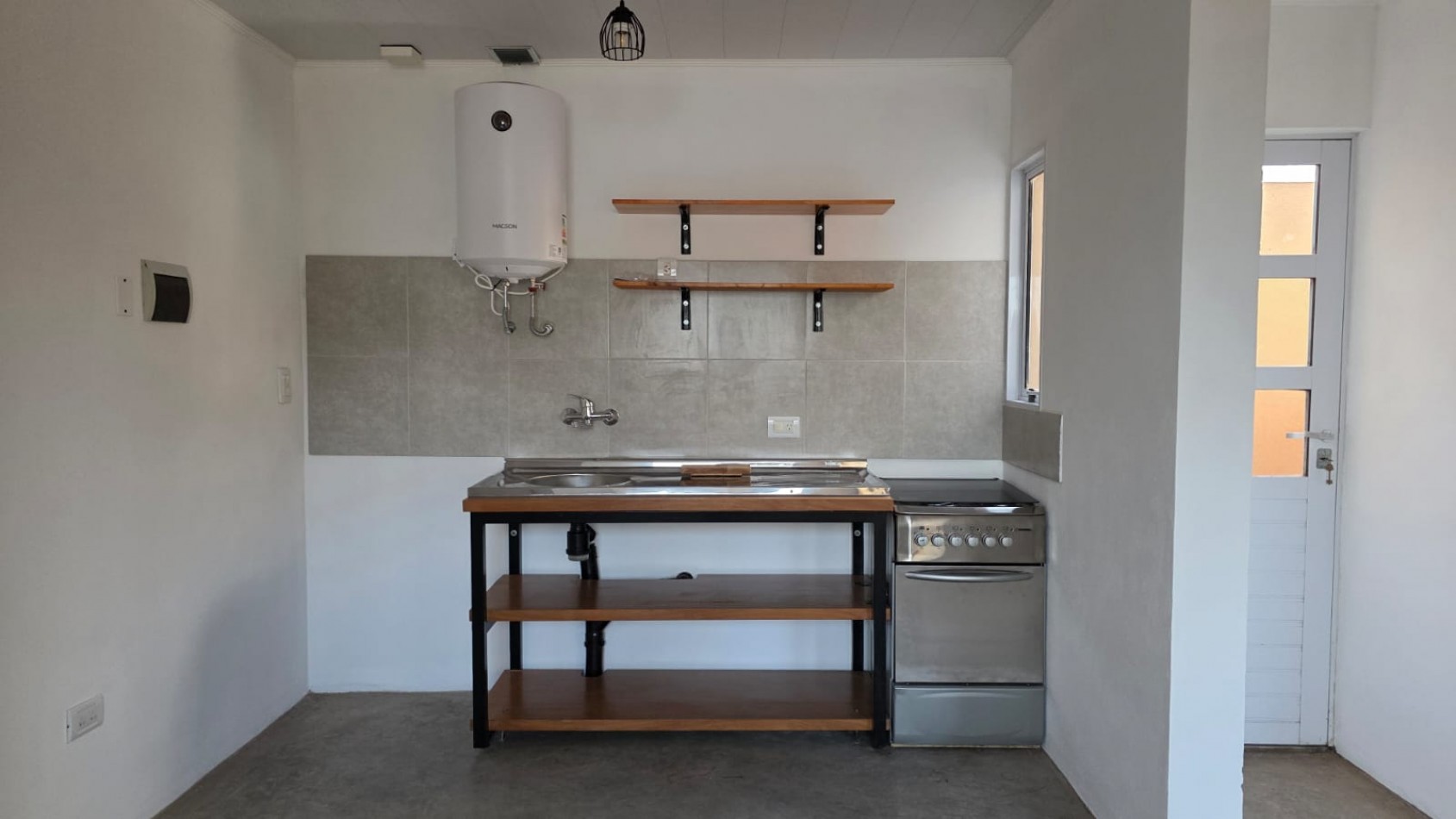 DEPARTAMENTO 1PISO. 2 AMBIENTES CON COCHERA. COLON Y 220