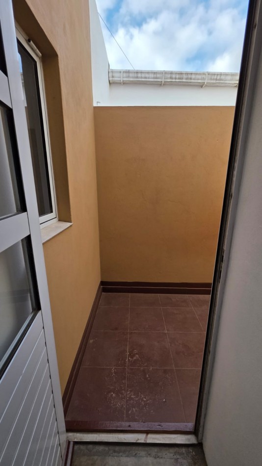 DEPARTAMENTO 1PISO. 2 AMBIENTES CON COCHERA. COLON Y 220