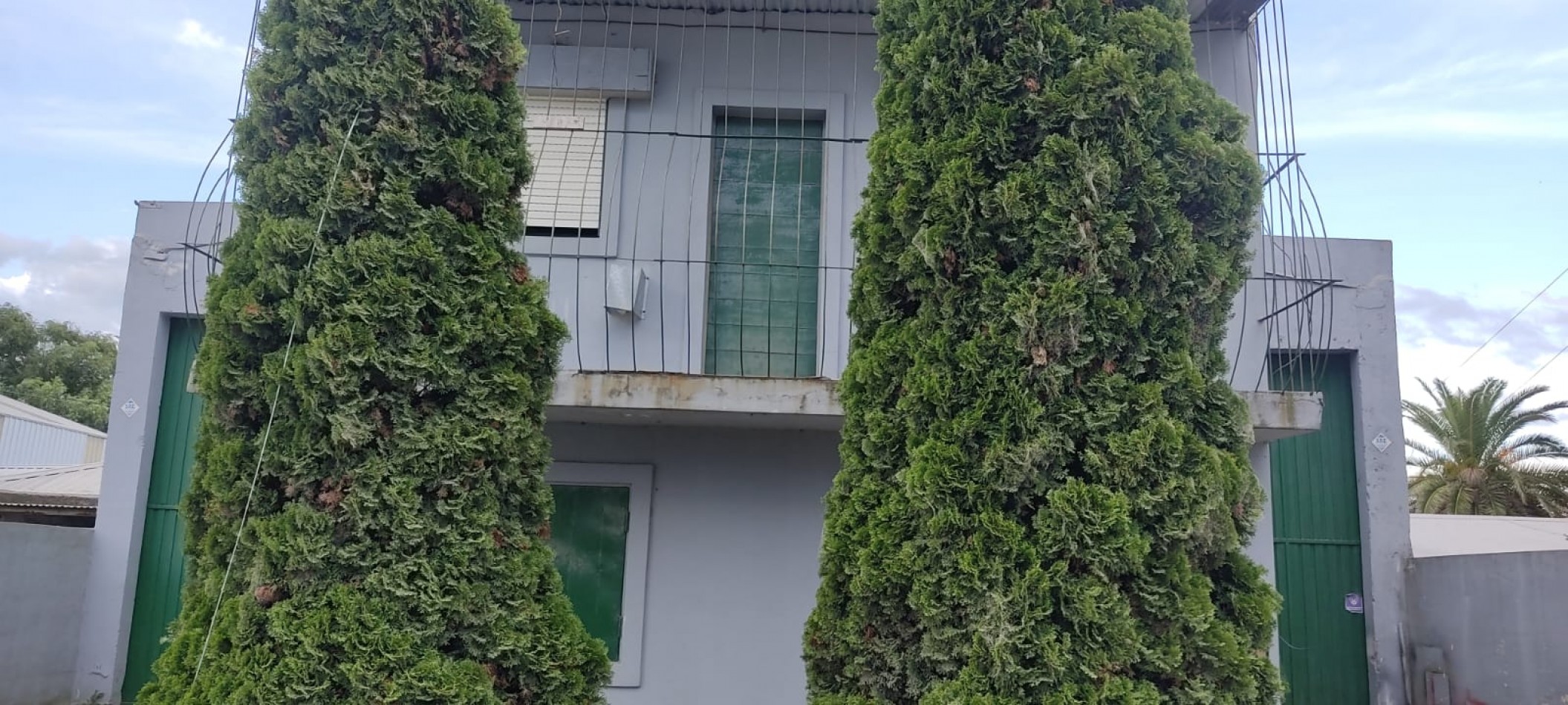 GALPON 300 M2 + VIVIENDA 3 AMBIENTES. GUANAHANI AL 8200.