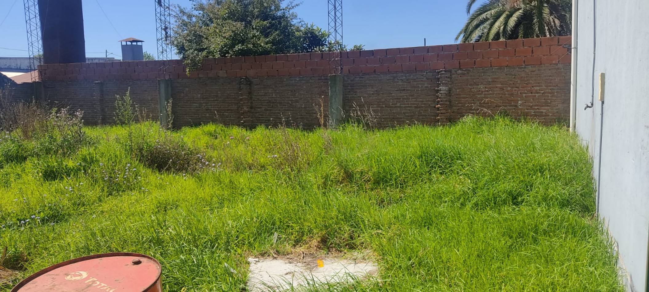 GALPON 300 M2 + VIVIENDA 3 AMBIENTES. GUANAHANI AL 8200.
