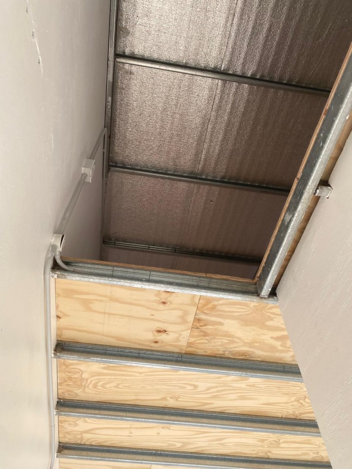 LOCALES 1 y 2 .NUEVOS DE  40 M2.CUB. TOTAL, CADA UNO. LURO Y 228.