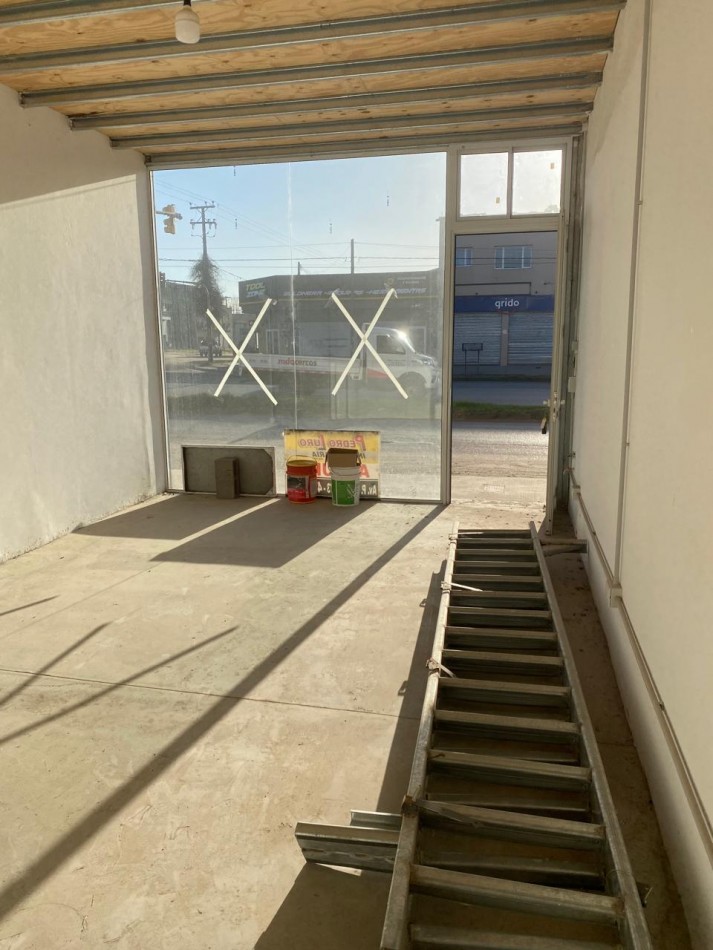 LOCAL 3. DE 64M2 CUB TOTALES. CON PATIO. LURO Y 228