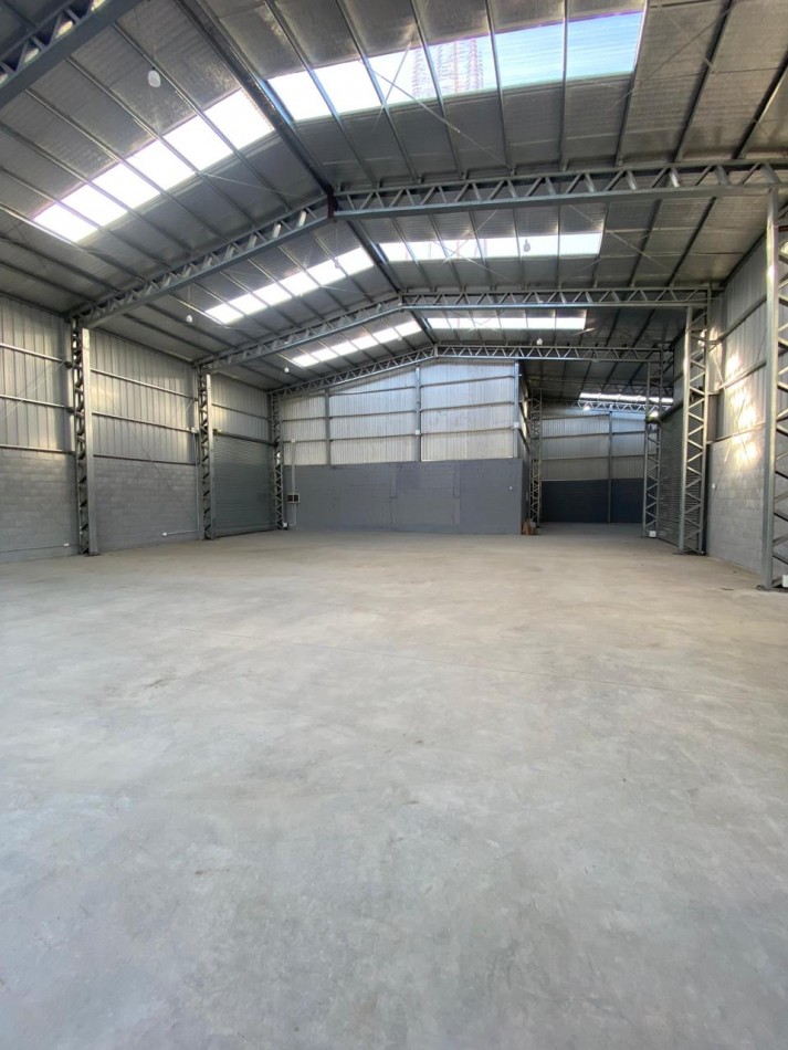 GALPON 820M2 EN DOS NAVES + 200M2 DE CARGA Y DESCARGA. AV. LURO Y PIGUE
