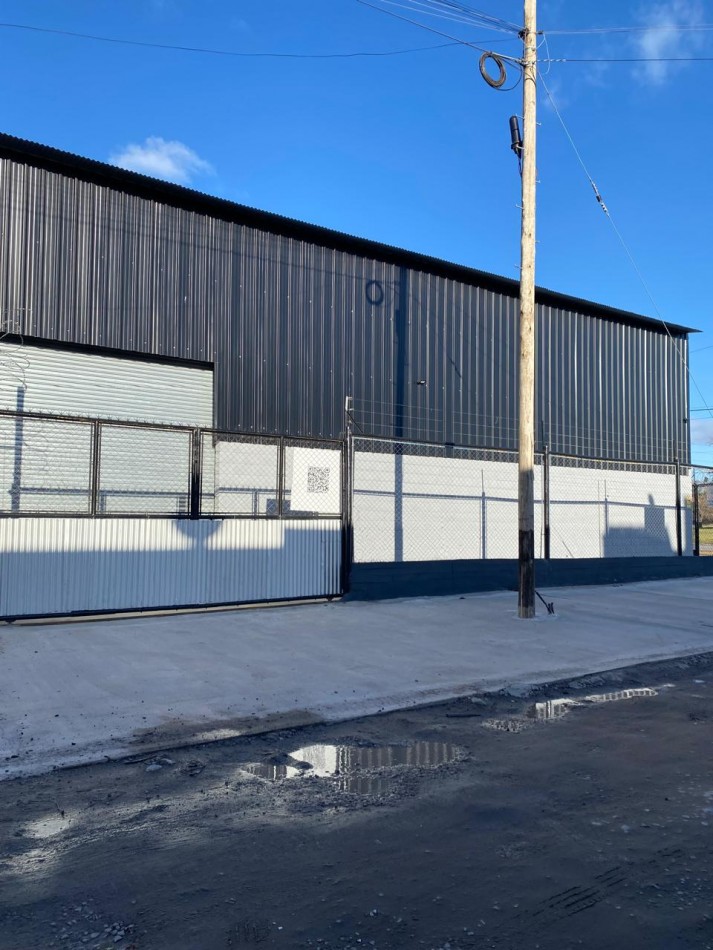 GALPON 820M2 EN DOS NAVES + 200M2 DE CARGA Y DESCARGA. AV. LURO Y PIGUE
