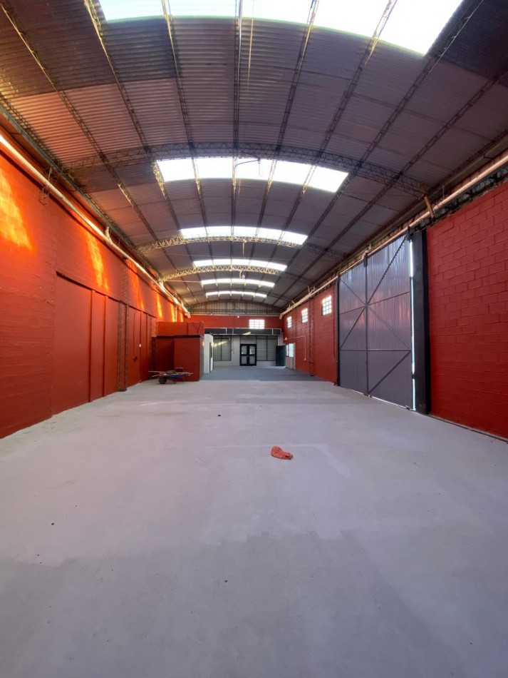 GALPON 820M2 EN DOS NAVES + 200M2 DE CARGA Y DESCARGA. AV. LURO Y PIGUE