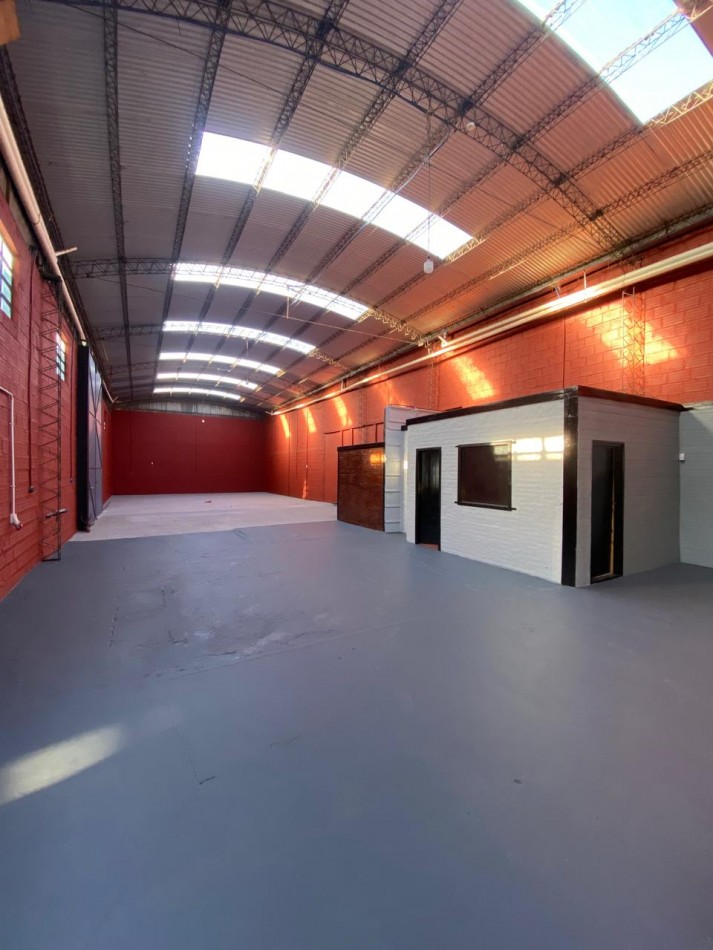 GALPON 820M2 EN DOS NAVES + 200M2 DE CARGA Y DESCARGA. AV. LURO Y PIGUE