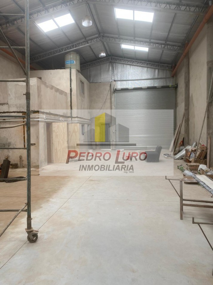 GALPON A ESTRENAR CASI FINALIZADO DE 250M2 CUB. + 100M2 DESCUB. SAN MARTIN AL 6700