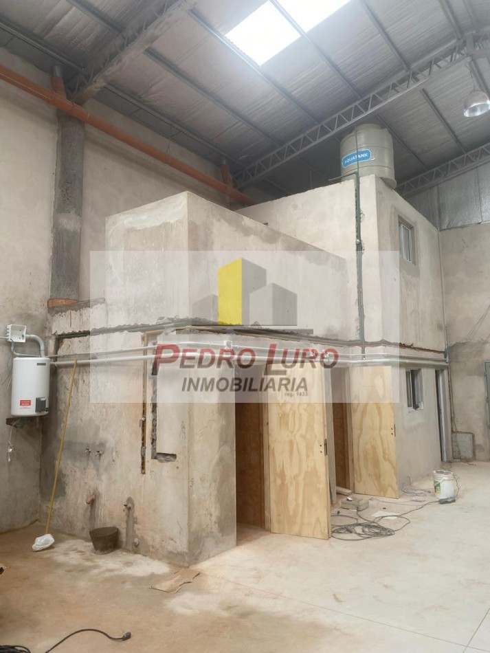 GALPON A ESTRENAR CASI FINALIZADO DE 250M2 CUB. + 100M2 DESCUB. SAN MARTIN AL 6700
